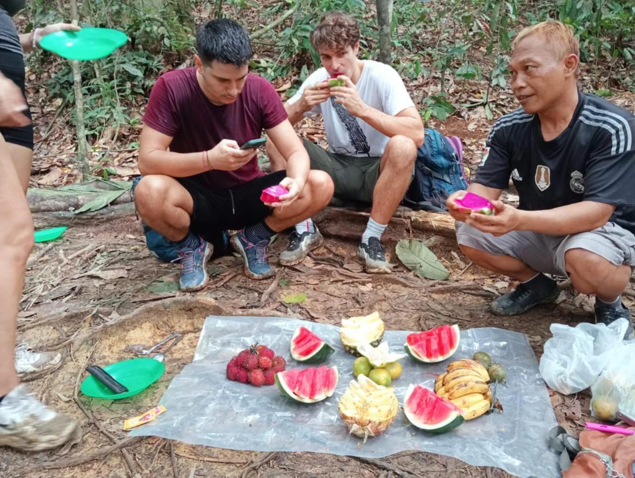 Landak River Guest House Only Trekking With Us Bukit Lawang Exteriér fotografie